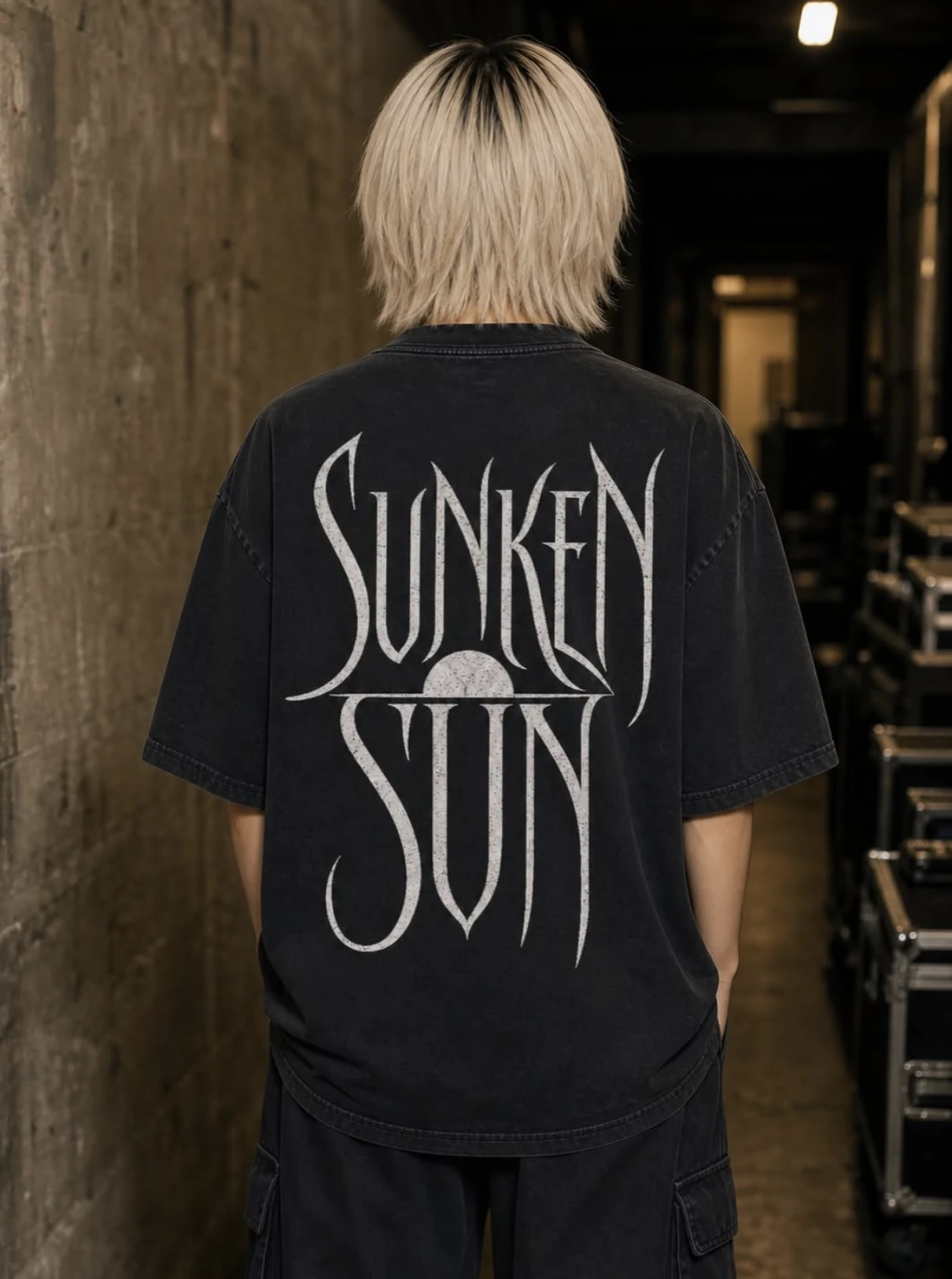 SUNKEN SUN 로고가 크게 인쇄된 워시드 블랙 오버사이즈 티셔츠 콘셉트
